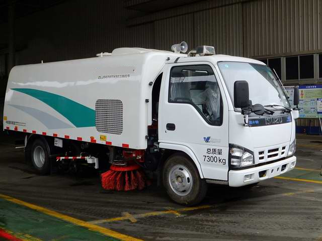Barredora de caminos del camión del barrido de camino del saneamiento de la marca de Isuzu del peso total 7300KG