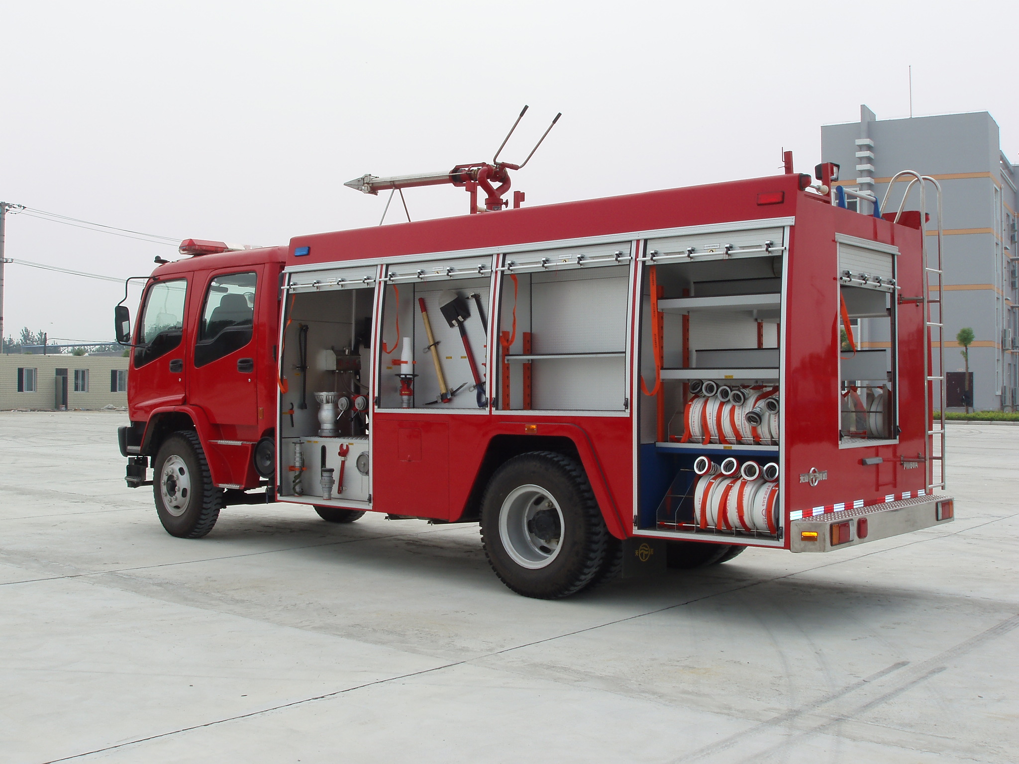 Vehículo contra incendios de espuma ISUZU 5500L/camión de bomberos con tanque de agua ISUZU