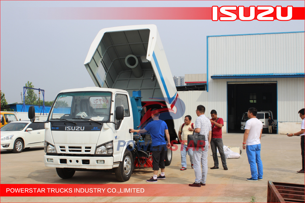 Clientes de Filipinas inspeccionan el vehículo barredor montado en camión Isuzu