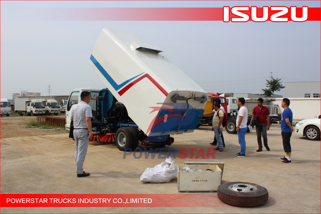 Clientes de Filipinas inspeccionan el vehículo barredor montado en camión Isuzu