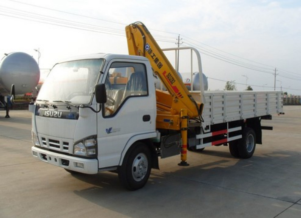 Camión grúa con pluma hidráulica de 3 toneladas Isuzu de Ruanda, Japón, a la venta