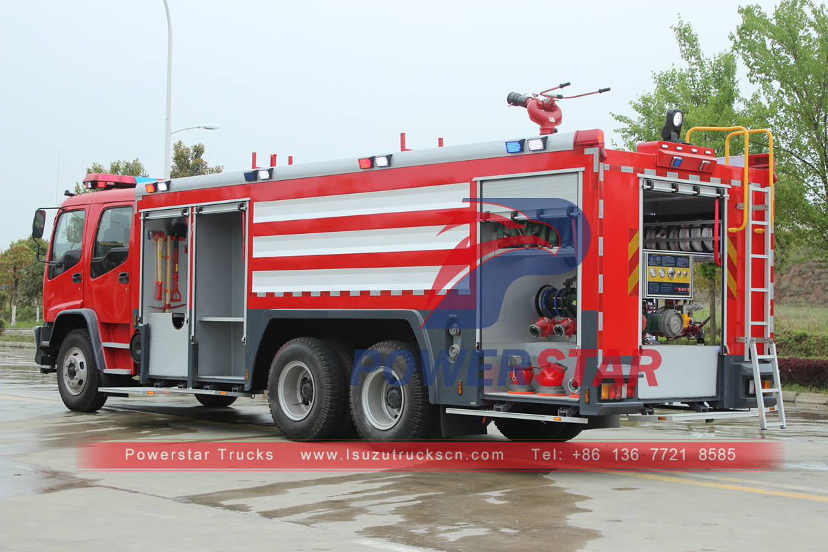 Camión de bomberos ISUZU con equipo contra incendios.