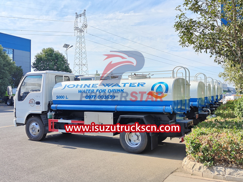 Camión de distribución de agua ISUZU