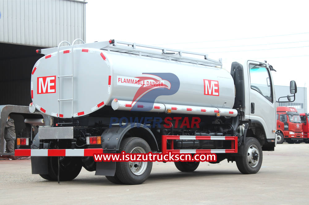 Camión cisterna de combustible Isuzu ELF 700P 4x4 con dosificador y caudalímetro