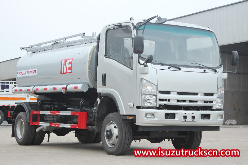 Camión del tanque de combustible del petrolero del gasóleo del ELF 700P 4x4 de Japón ISUZU NPR
    