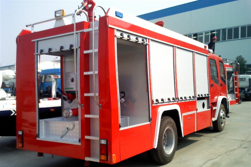 Camión contra incendios ISUZU usado en la ciudad con chasis ISUZU FTR
    