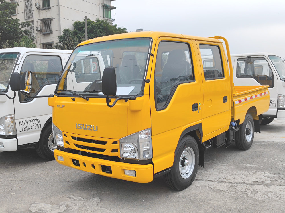Nuevo camión de carga ligero Isuzu ELF con valla de doble hilera en stock
    