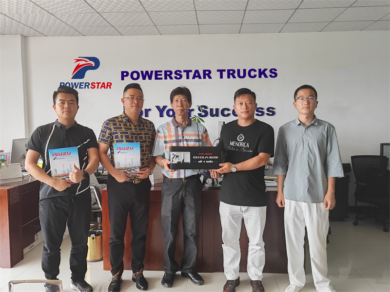 Un cliente del sudeste asiático visitó POWERSTAR para comprar camiones grúa ISUZU
    