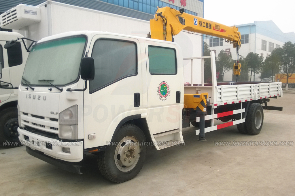 Camiones Isuzu ELF de doble cabina con pluma telescópica hidráulica de 6,3 toneladas
    