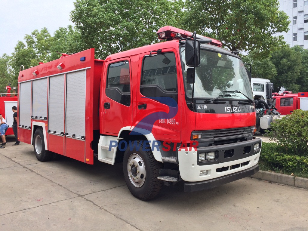 Emiratos Árabes Unidos, camión de bomberos de espuma FTR urbano hecho a medida, vehículo contra incendios, camiones Isuzu
    
