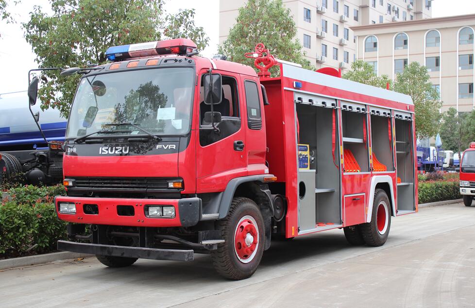Vehículo contra incendios de espuma de 5000 L con chasis Isuzu FVR
    