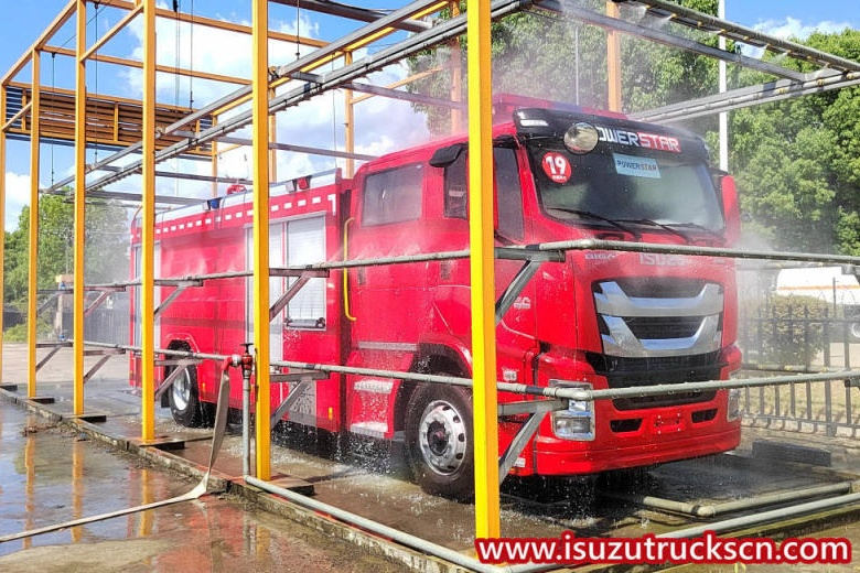 El camión de bomberos ISUZU GIGA de espuma/agua pasó la prueba de lluvia
    
