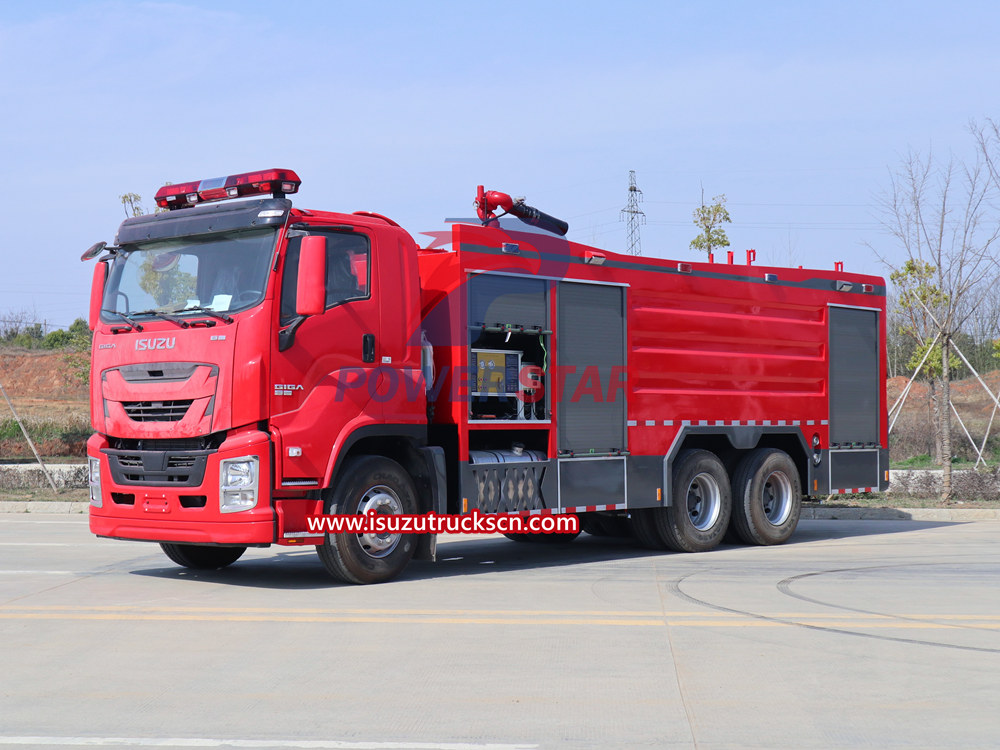 Mantenimiento del camión de bomberos con tanque de agua Isuzu
    