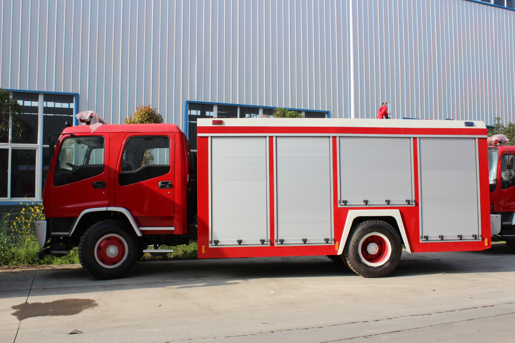 Camión de bomberos de espuma de agua 5000L ISUZU usado de fábrica química
    