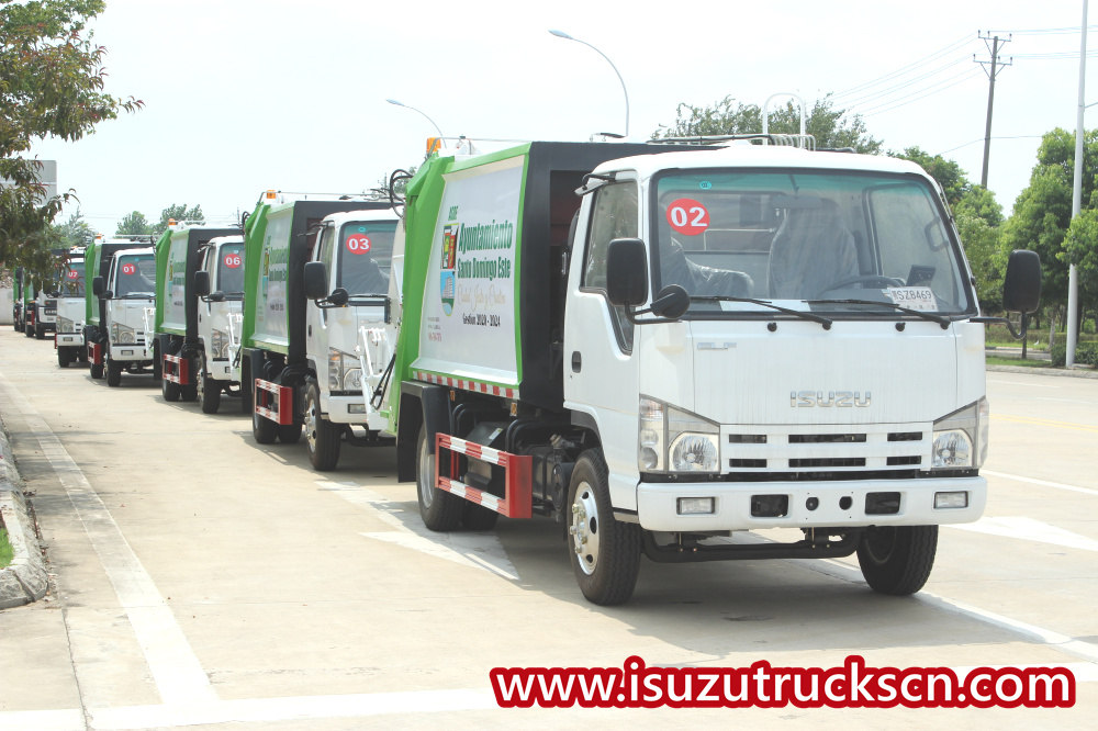 10 unidades de camión compactador de basura ISUZU 4*2 se envían en un contenedor de 40 HQ
    