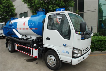 Camión de succión de aguas residuales a precio de fábrica ISUZU NKR77 ELF 700P a la venta, camión de vacío