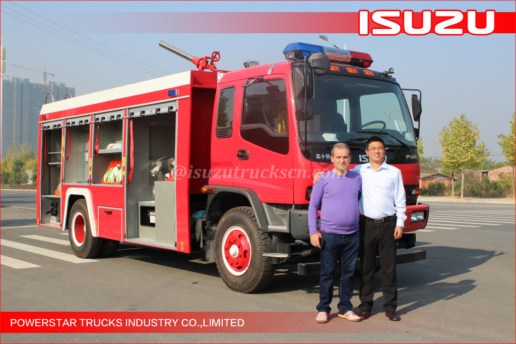 Los clientes rusos inspeccionan el camión de bomberos de la licitación del fuego del camión de bomberos de la espuma de Isuzu FVR