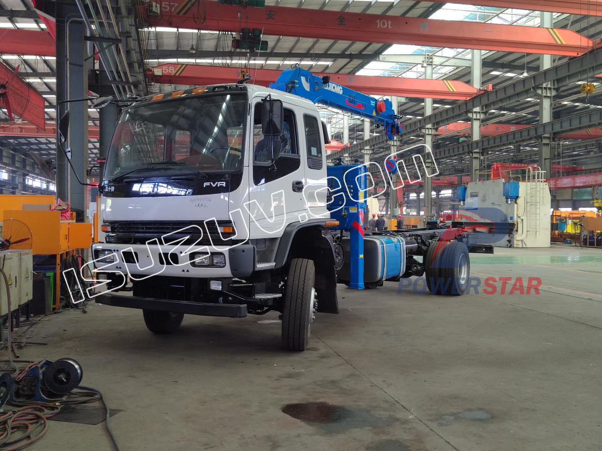 Grúas montadas sobre camión todoterreno con tracción total Isuzu FVR en África