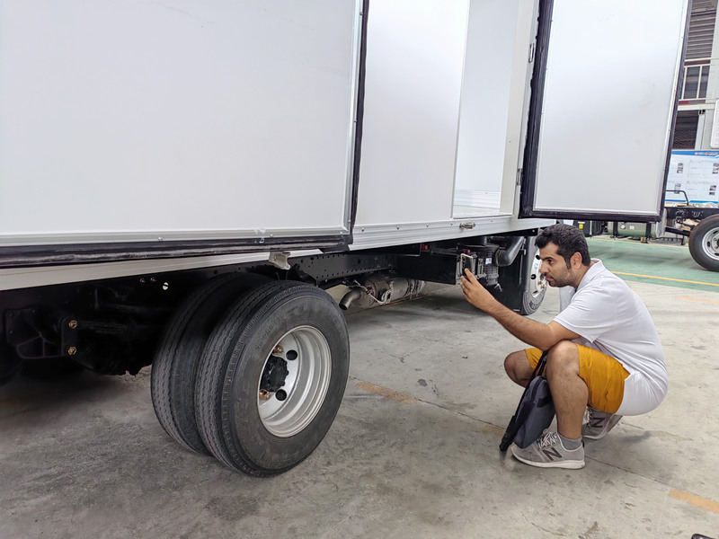 Cliente consulta detalles camiones frigoríficos ISUZU