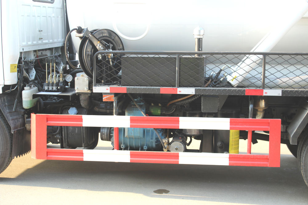 Limpiador de alcantarillado montado en camión con chasis de cabina Isuzu