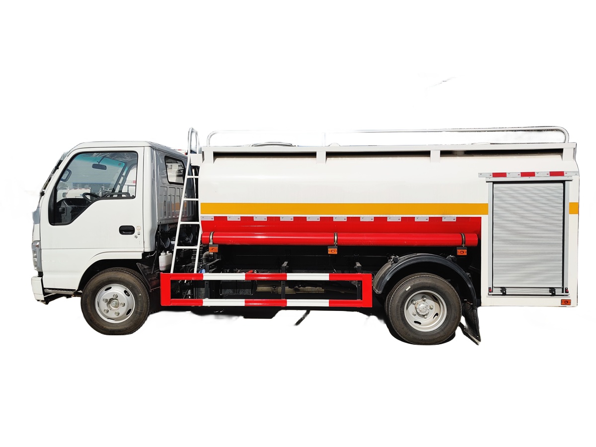 Camión cisterna Isuzu para extinción de incendios.