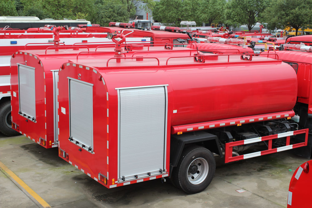 Camión de bomberos con tanque de agua de Isuzu FVR