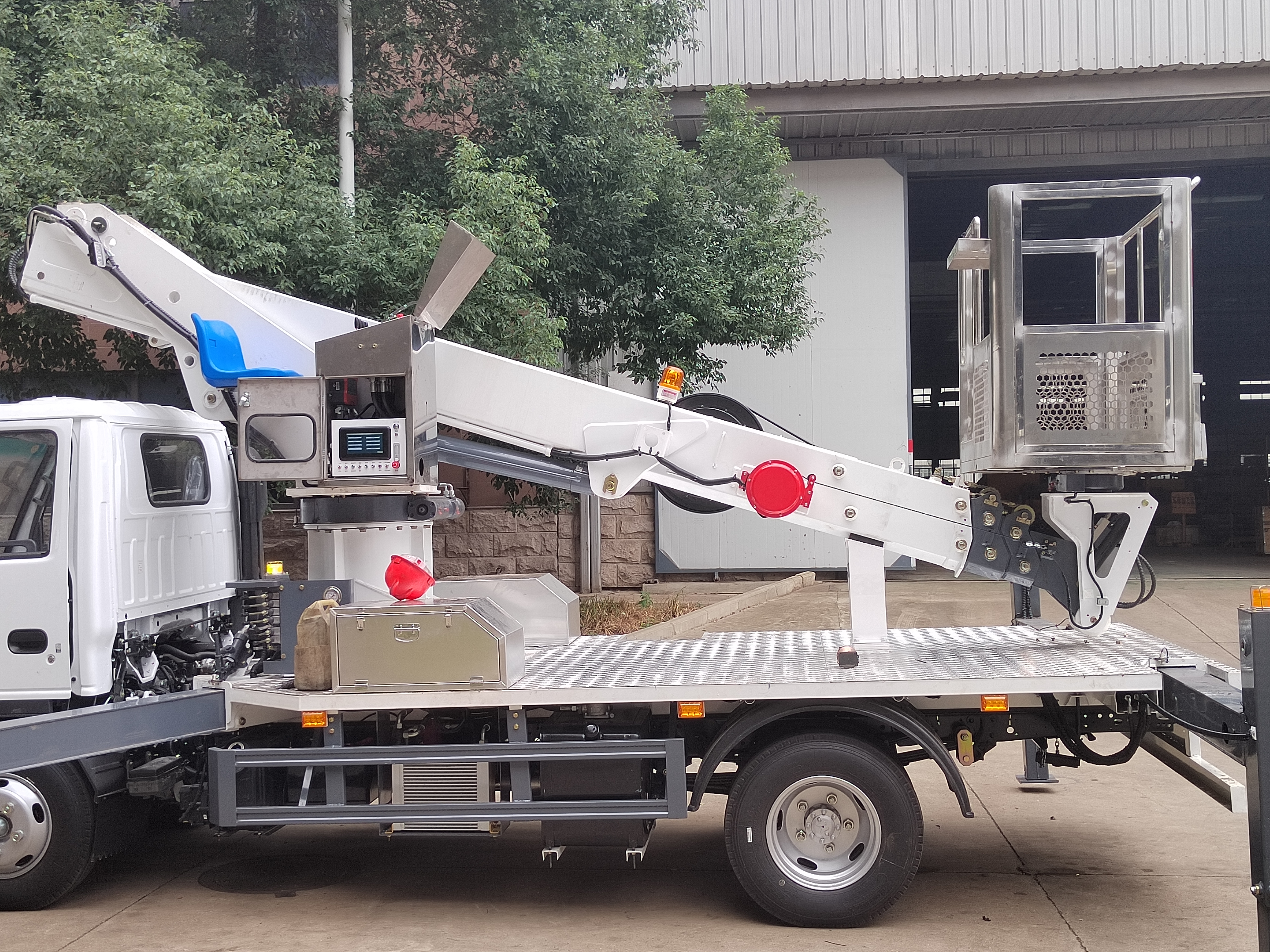 Camión con plataforma y pluma telescópica Isuzu