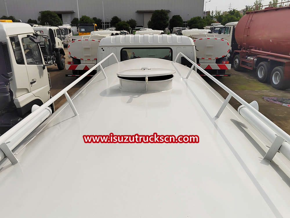 Camión de agua de carretera con rociadores de calle marca Isuzu 12m3