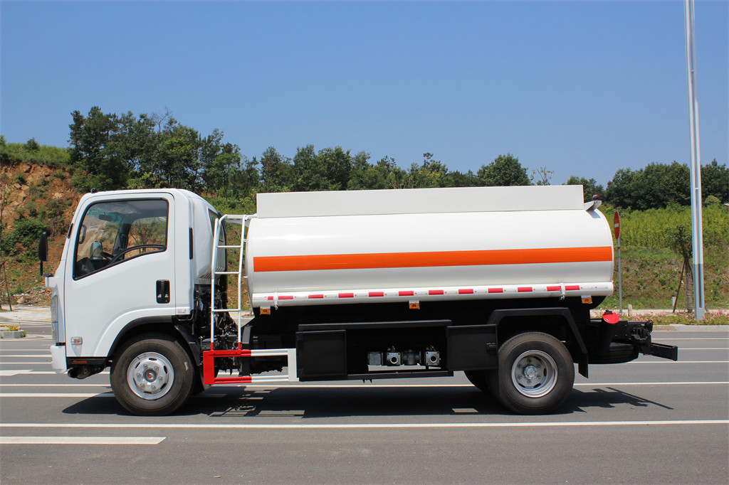 Camión cisterna móvil de repostaje de petróleo Isuzu con carga superior
