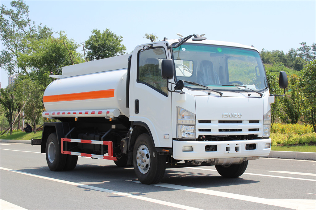 Camión cisterna móvil de repostaje de petróleo Isuzu con carga superior