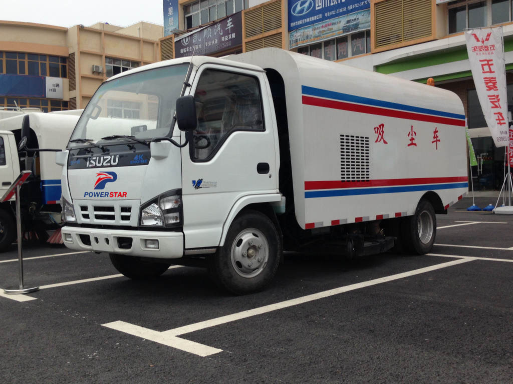 Clientes de Dubai construyen un camión barredor ISUZU para limpieza de calles públicas a la venta
    