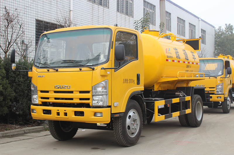 Camiones de aguas residuales por vacío de 6,000L Camión cisterna de vacío Isuzu
    