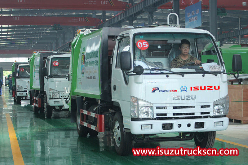10 unidades de camión compactador de basura ISUZU 4x2 se envían en un contenedor de 40 HQ
    