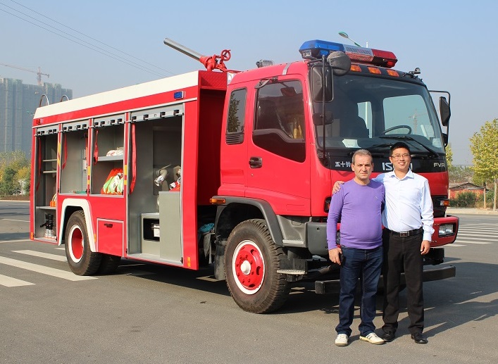 Un cliente de Armenia solicita un camión de extinción de incendios Isuzu FVR en nuestra fábrica
    