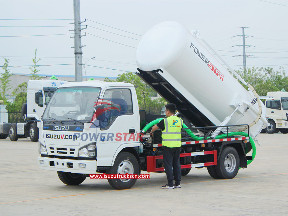 Gestión diaria del camión aspirador de aguas residuales Isuzu.
    