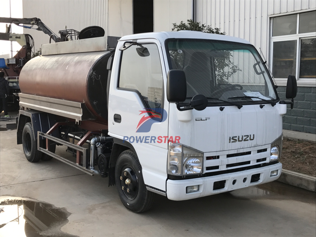 El cliente construye camiones rociadores de agua Isuzu con cisterna de agua
    