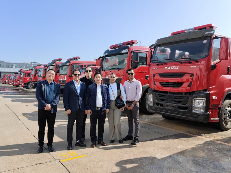 Clientes latinoamericanos visitaron POWERSTAR para comprar camiones de bomberos y camiones aspiradores ISUZU
    
