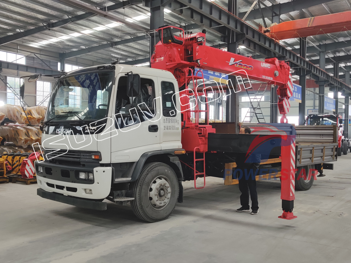 ¿Cómo realizar el mantenimiento de la grúa UNIC montada en camión grúa todoterreno Isuzu?
    