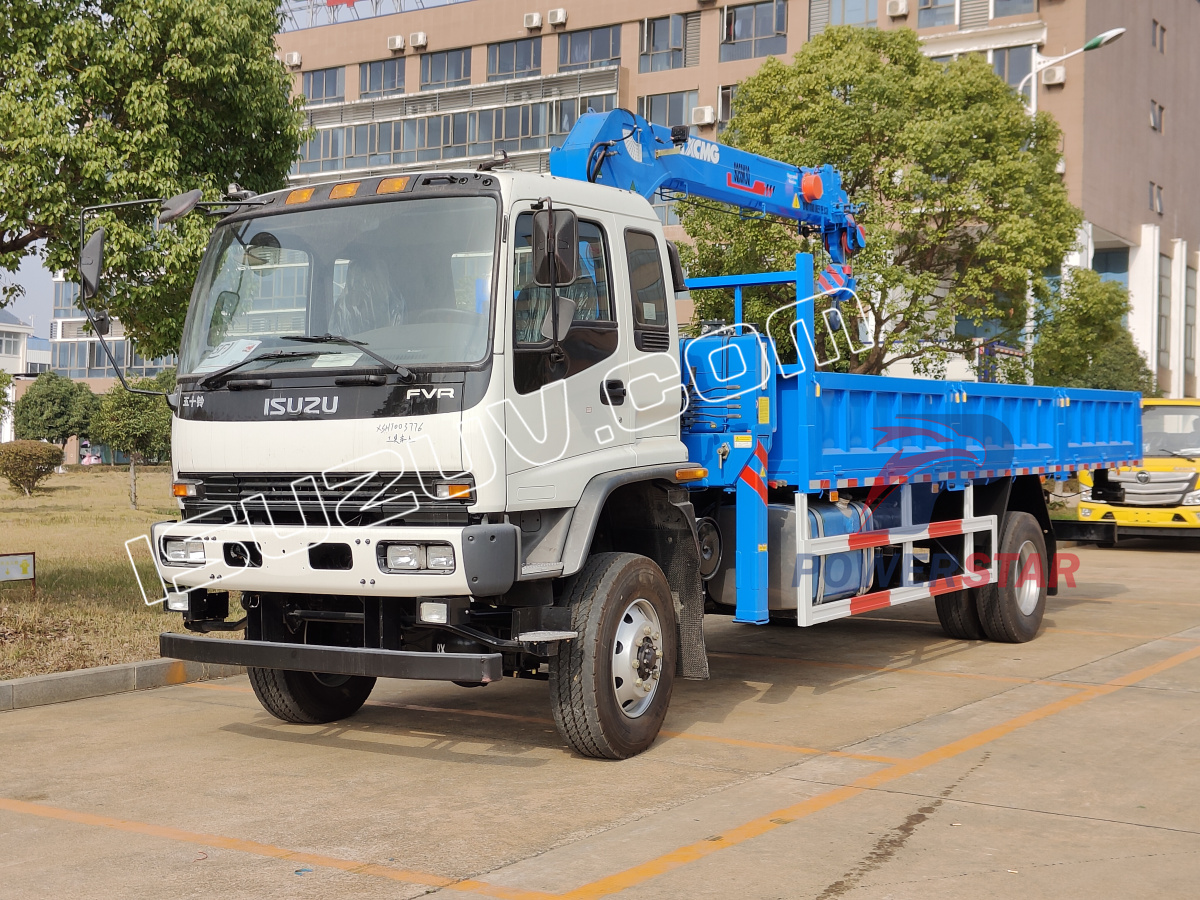 Grúas montadas sobre camión todoterreno con tracción total Isuzu FVR en África
    